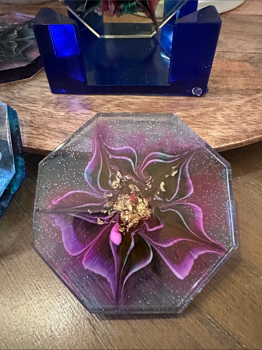 Multicolored floral resin coasters in royal blue holder - Picture 4 of 8